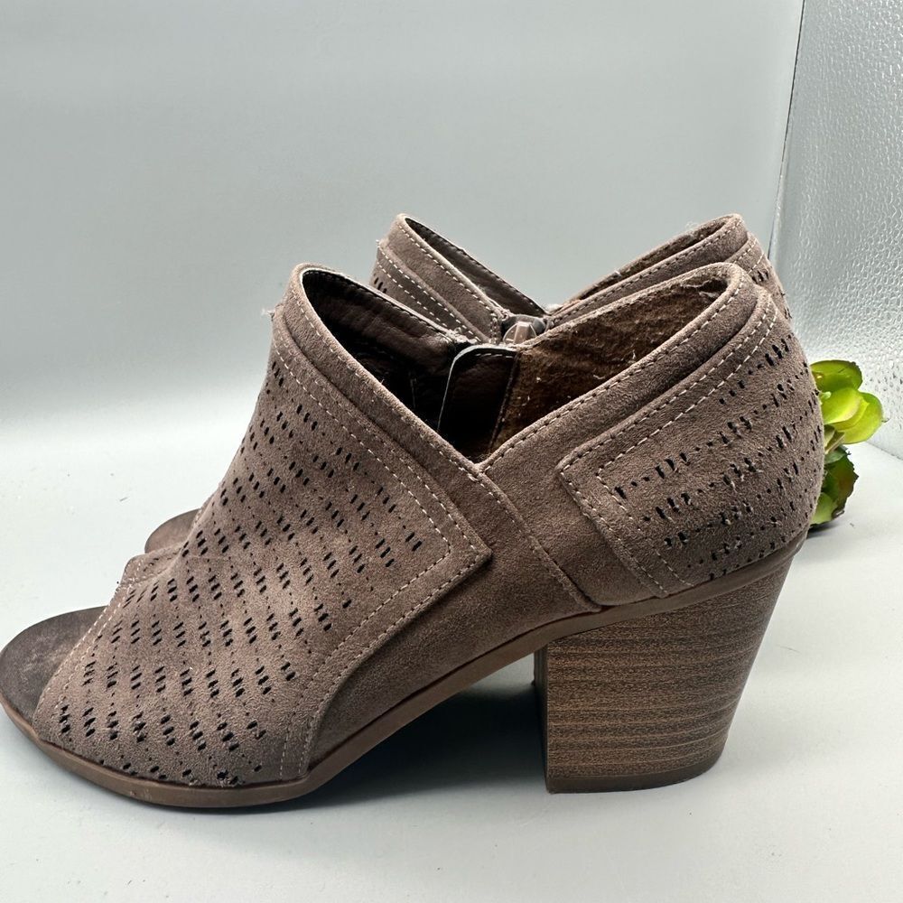 Hokus Pokus women’s Windsar Peeptoe heeled sandals size 7.5